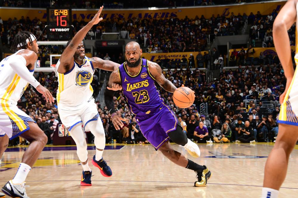 轰42+5赛季最佳一战!嘴哥为热火终结10连败 连场30+摔碎保温杯.