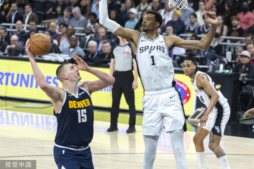 两人年薪1.09亿!曝恩比德膝伤令人担忧 乔治可能因伤缺席季前赛