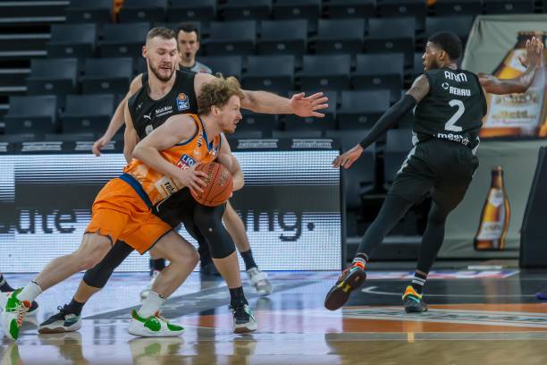 体育法甲：巴黎圣日耳曼2-1逆转图卢兹 领跑积分榜