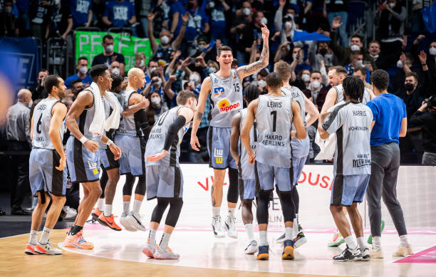 詹姆斯宣布再战两年，目标父子同台