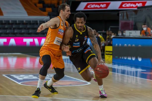 乔丹二次不退役能否实现四连冠？解析他第六冠背后的单核带队真相